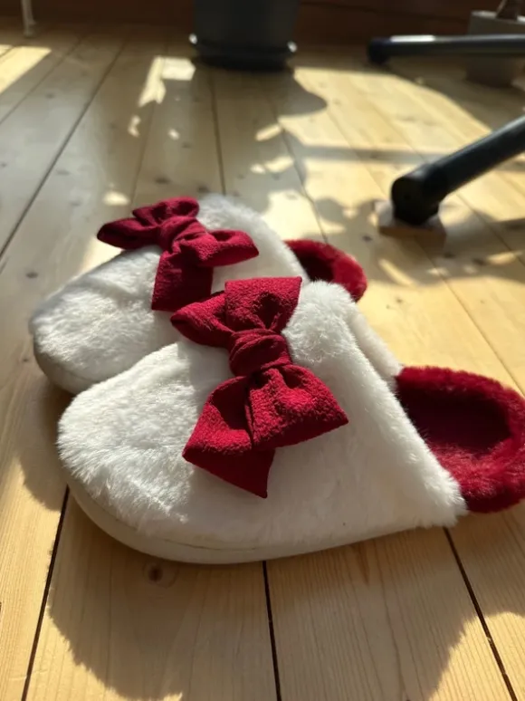 🎀 Kuschelige Plüsch Hausschuhe mit Schleife – Weiß/Bordeaux – Gr. 37/38 🎀