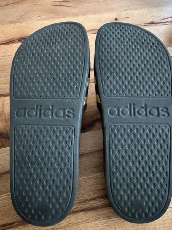 adidas Adilette Aqua badslippers – Zwart/Goud – Maat 8Y (Mt 42)