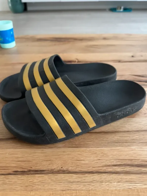 adidas Adilette Aqua badslippers – Zwart/Goud – Maat 8Y (Mt 42)