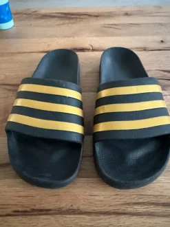 adidas Adilette Aqua badslippers – Zwart/Goud – Maat 8Y (Mt 42)