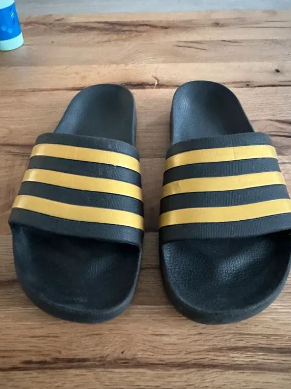 adidas Adilette Aqua badslippers – Zwart/Goud – Maat 8Y (Mt 42)