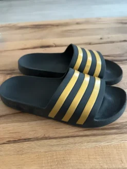 adidas Adilette Aqua badslippers – Zwart/Goud – Maat 8Y (Mt 42)