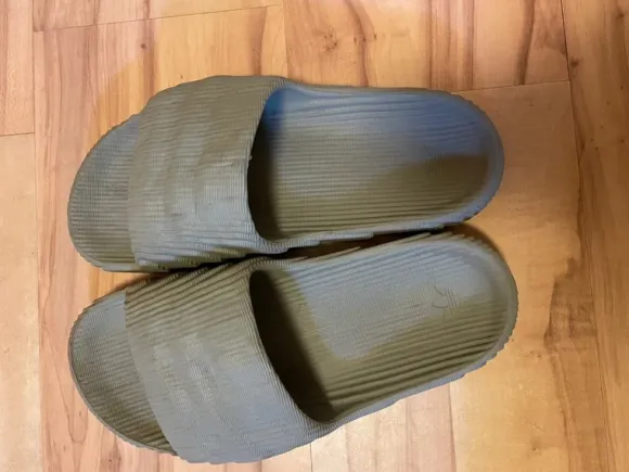 Adidas Adilette Slides – Khaki/Oliv
