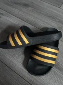 Adidas Adiletten | Schwarz/Gold | Gr. 38