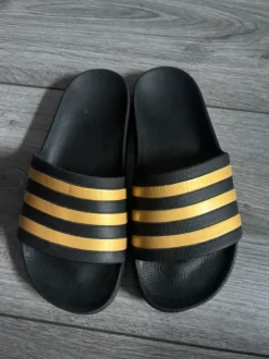 Adidas Adiletten | Schwarz/Gold | Gr. 38