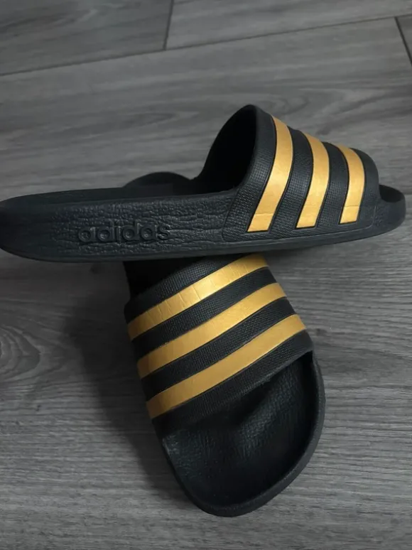 Adidas Adiletten | Schwarz/Gold | Gr. 38