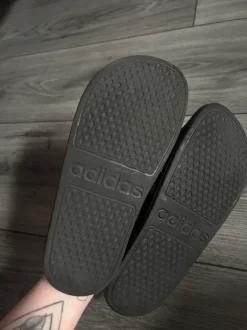 Adidas Adiletten | Schwarz/Gold | Gr. 38