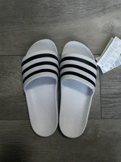 Adidas Adiletten – Weiß/Schwarz – Größe 42 | Classic Summer Streetwear