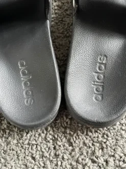 Adidas badslippers zwart met witte strepen