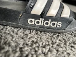 Adidas badslippers zwart met witte strepen