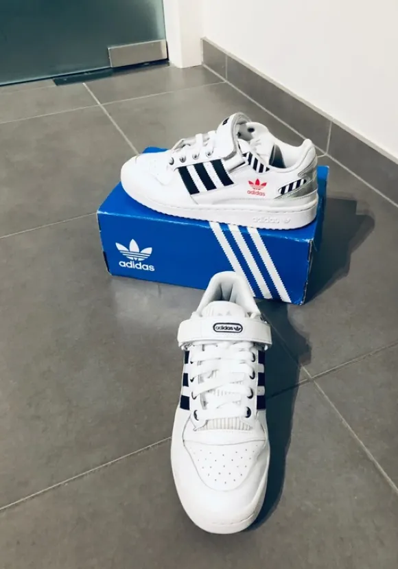 Adidas forum black stripes wit rood logo