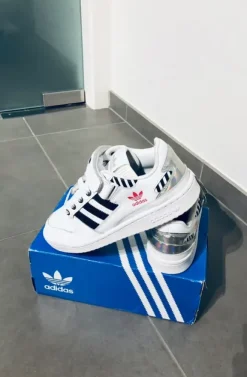 Adidas forum black stripes wit rood logo