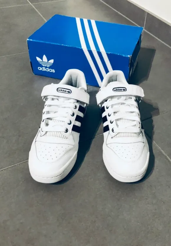 Adidas forum black stripes wit rood logo