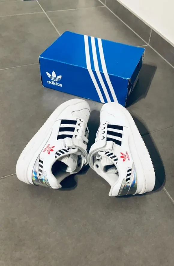 Adidas forum black stripes wit rood logo