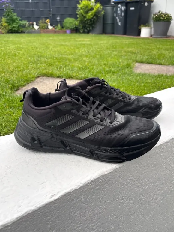 Adidas schwarzer Freizeitschuh