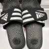 Adidas Slides mit Nieten