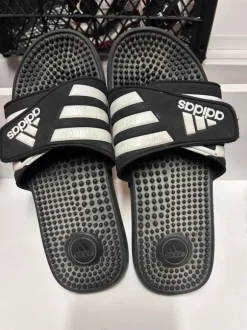 Adidas Slides mit Nieten