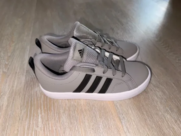 Adidas Sneaker für Jungs Gr.34 Neu!