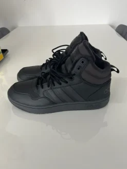 Adidas Sneaker mit Fell