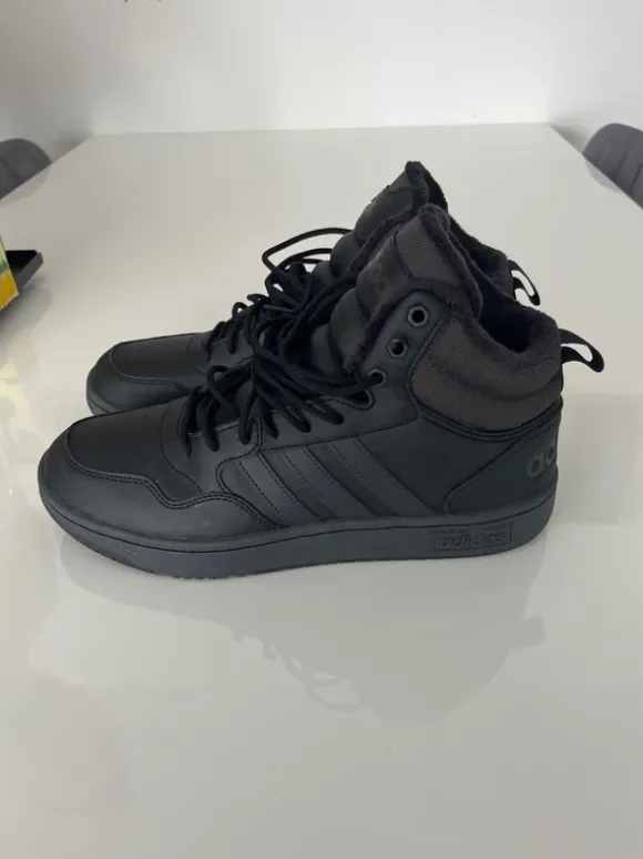 Adidas Sneaker mit Fell