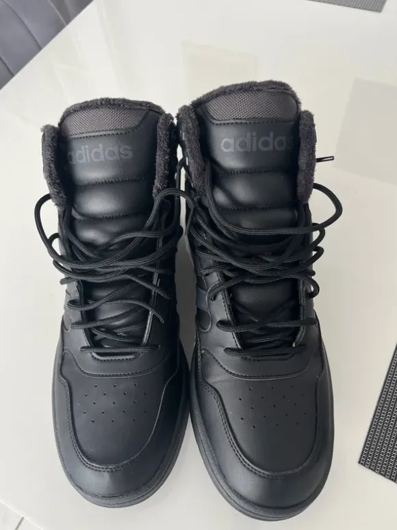 Adidas Sneaker mit Fell