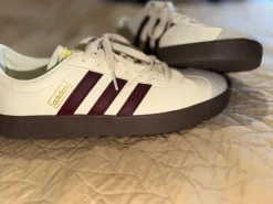Adidas sneakers wit/bordeaux – maat 43⅓ – zo goed als nieuw