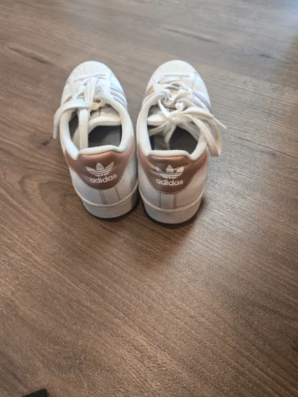 Adidas Superstars - 39 1/3