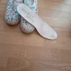 Airsoft Slipper / Halbschuhe Gr. 41 – Weiß mit buntem Blumenmuster & Cut-Outs