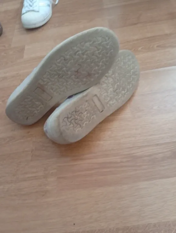 Airsoft Slipper / Halbschuhe Gr. 41 – Weiß mit buntem Blumenmuster & Cut-Outs