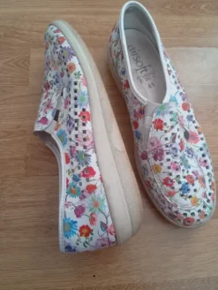 Airsoft Slipper / Halbschuhe Gr. 41 – Weiß mit buntem Blumenmuster & Cut-Outs