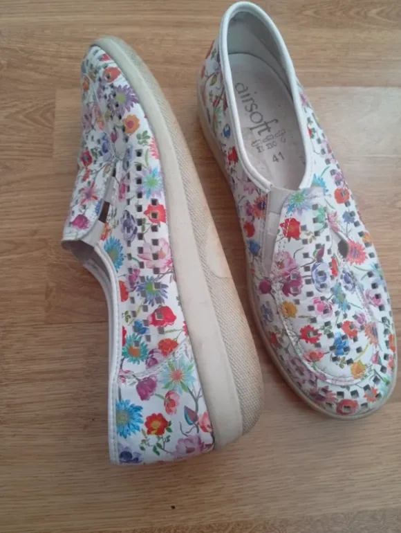 Airsoft Slipper / Halbschuhe Gr. 41 – Weiß mit buntem Blumenmuster & Cut-Outs