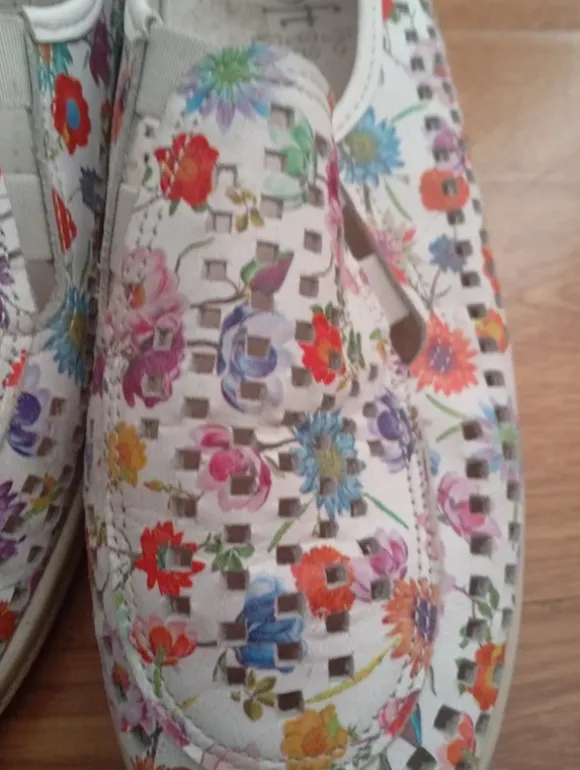 Airsoft Slipper / Halbschuhe Gr. 41 – Weiß mit buntem Blumenmuster & Cut-Outs