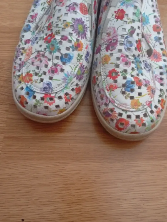Airsoft Slipper / Halbschuhe Gr. 41 – Weiß mit buntem Blumenmuster & Cut-Outs