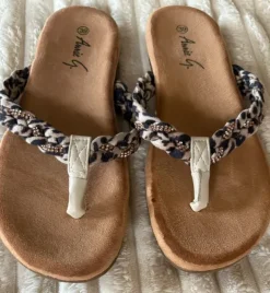 Annie G. Zehentrenner / Sandalen Leo-Print & Strass – Gr. 39 Neu