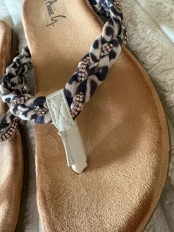 Annie G. Zehentrenner / Sandalen Leo-Print & Strass – Gr. 39 Neu