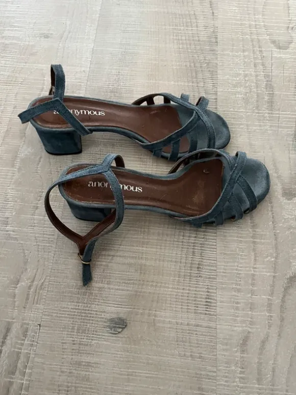 Anonymous sandalen