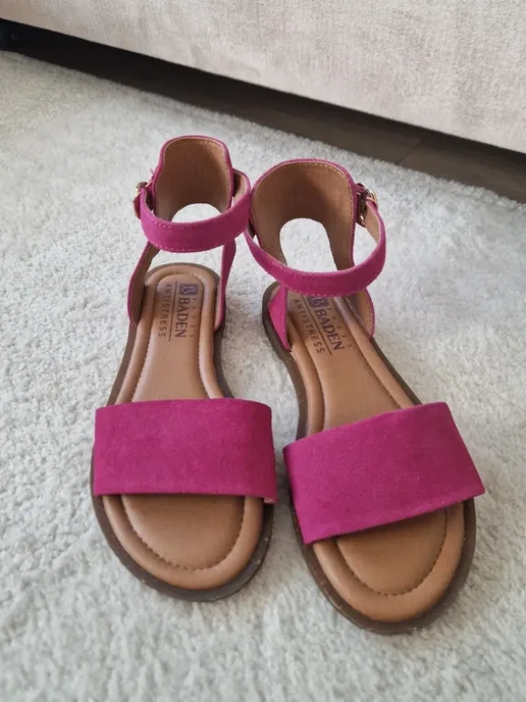 Antistress-Sandalen der Marke Baden.