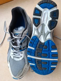 Asics blau