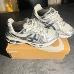 ASICS Gel Kayano Größe 42