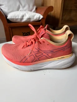 asics Gel-Nimbus 25 coral 39 top Zustand
