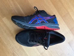 Asics GT-1000, schwarz mit blau/rot, Top- Zustand