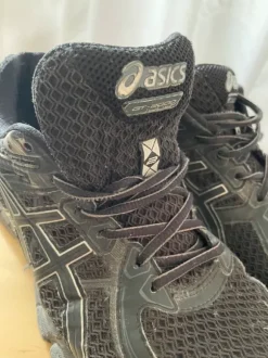 Asics GT-2000 schwarz-dunkelgrau Gr. 42,5