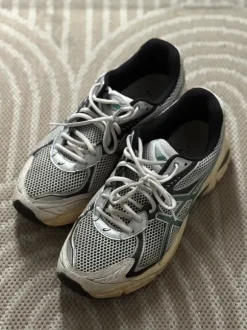ASICS SportStyle GT-2160 Sneaker in Weiß und Jasper Green