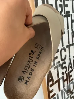Autenti 38 neu Sandalen Schlappen Leder beige neu Kreuz Riemen