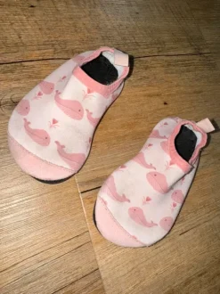 Badeschuhe rosa Wal