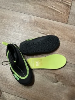 Badeschuhe von Arena