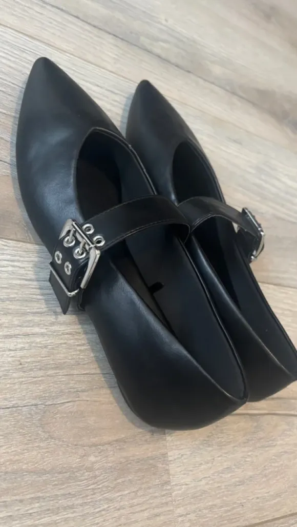 Balerina flats met punt en gesp