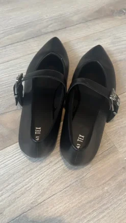 Balerina flats met punt en gesp