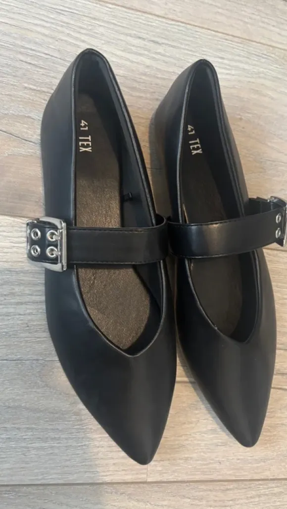 Balerina flats met punt en gesp