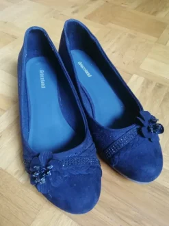 Ballarinas blau mit durchgehendem Keilabsatz